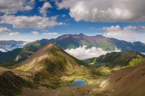 Krajobraz górski góry kaukaski. — Zdjęcie stockowe