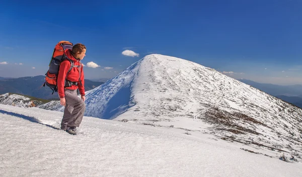 Ragazza escursionista con zaino in alta montagna — Foto Stock