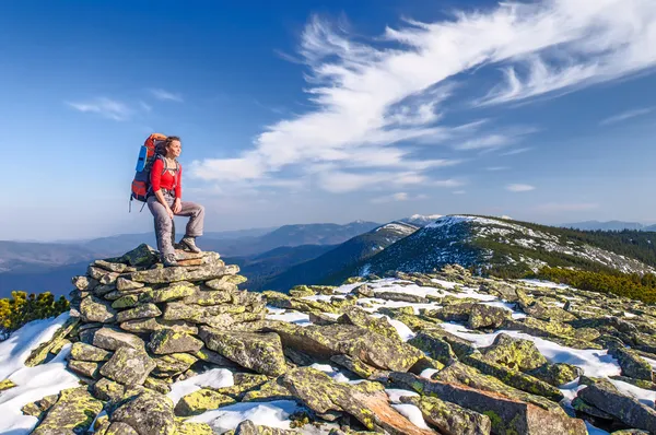 Caminhante menina com mochila em uma montanha Fotos De Bancos De Imagens