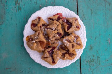 Çek cheesecake pastası katlanmış küp bisküviler kırmızı reçelle sarılmış yeşil mavi kırsal çizilmiş vintage arka plan