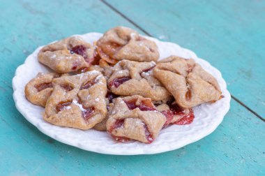 Çek cheesecake pastası katlanmış küp bisküviler kırmızı reçelle sarılmış yeşil mavi kırsal çizilmiş vintage arka plan