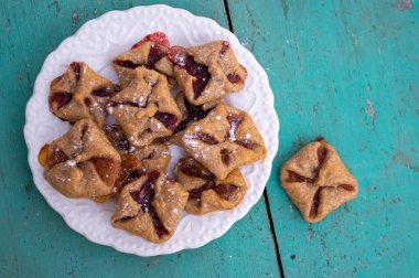 Çek cheesecake pastası katlanmış küp bisküviler kırmızı reçelle sarılmış yeşil mavi kırsal çizilmiş vintage arka plan