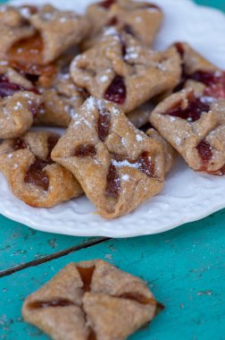 Çek cheesecake pastası katlanmış küp bisküviler kırmızı reçelle sarılmış yeşil mavi kırsal çizilmiş vintage arka plan