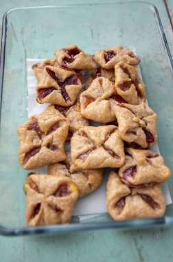 Çek cheesecake pastası katlanmış küp bisküviler kırmızı reçelle sarılmış yeşil mavi kırsal çizilmiş vintage arka plan