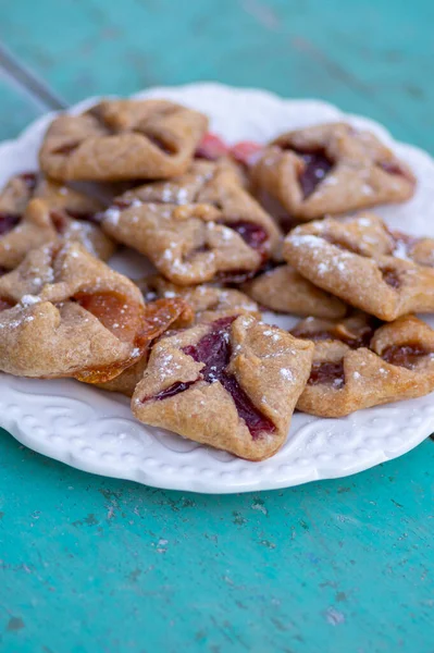 Çek cheesecake pastası katlanmış küp bisküviler kırmızı reçelle sarılmış yeşil mavi kırsal çizilmiş vintage arka plan