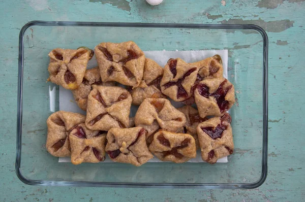 Tsjechische Cheesecake Gebak Gevouwen Kubussen Manden Koekjes Verpakt Met Rode — Stockfoto