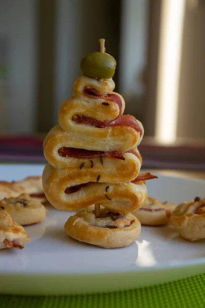 Salziges Blätterteiggebäck Mit Käse Schinken Und Grünen Oliven Der Spitze — Stockfoto