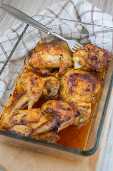 Roasted Chicken Wings Thighs Glass Transparent Baking Dish Wooden Table — Stock Photo, Image