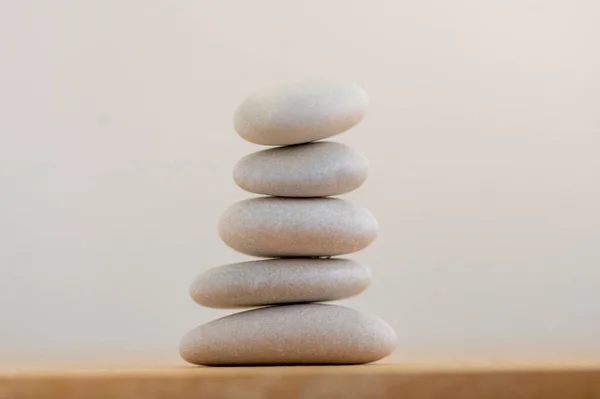 以白色为背景的石材 五座石塔 简朴的石材 简朴的和谐与平衡 石材雕塑塔 — 图库照片