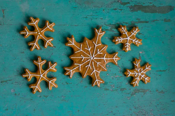 色彩艳丽的传统圣诞饰物摆放在古旧的绿色和蓝色白天粉刷的桌子上 是常见的山核桃味甜品 — 图库照片