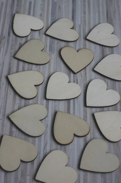 愛バレンタインデーの背景 光の木製の心のグループは 灰色の縞模様のテーブルの上に広がり 1つ1つフラットレイ — ストック写真