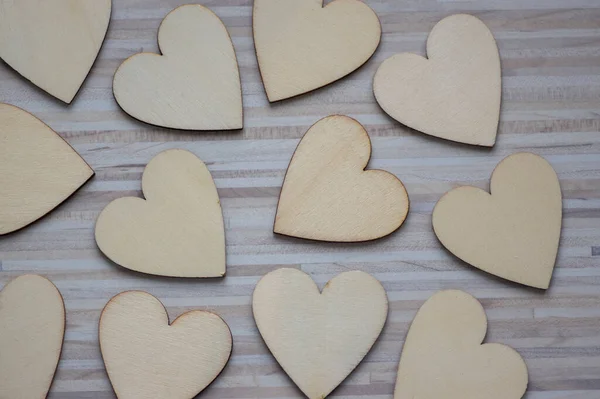 Liebe Valentinstag Hintergrund Gruppe Von Hellen Holzherzen Auf Grau Gestreiften — Stockfoto