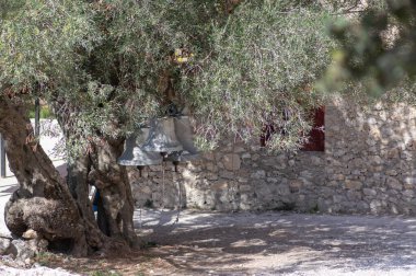 Volimes köyü Anafonitria Manastırı / Zakynthos - 27 Eylül 2021: Turistik sezon endosu, turistler olmadan gezi, ağaçta çanlar