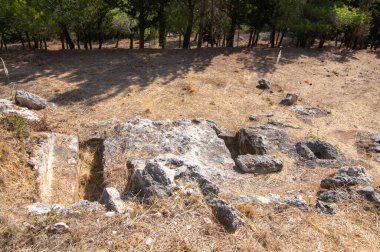 Kambi kasabasına giden yol kenarındaki Miken mezarlığı, turistlerin ilgi duyduğu bir yer.