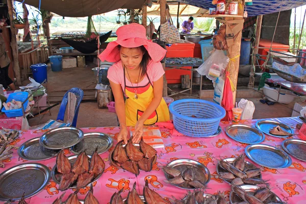 Flicka som säljer fisk, thailand — Stockfoto
