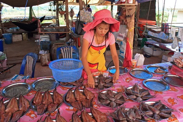 Flicka som säljer fisk, thailand — Stockfoto