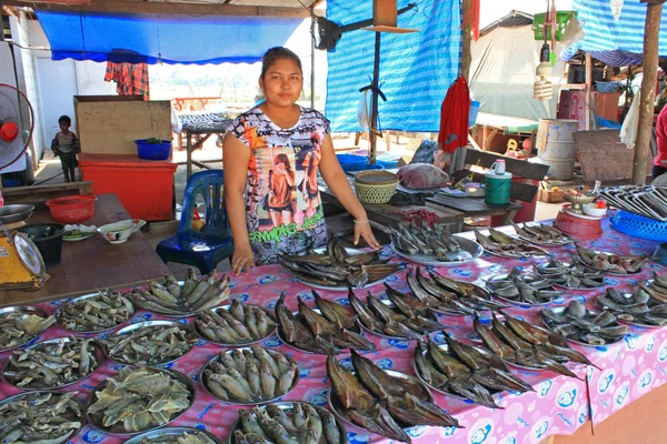 Säljaren på en fiskmarknad, thailand — Stockfoto