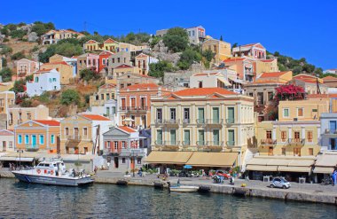 Gialos kasabasındaki tepedeki evler. Yunanistan 'ın Symi adası