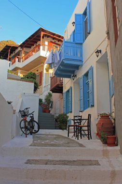 Yunanistan 'ın Nisyros adasındaki Mandraki kasabasında dar ve güzel bir cadde.. 