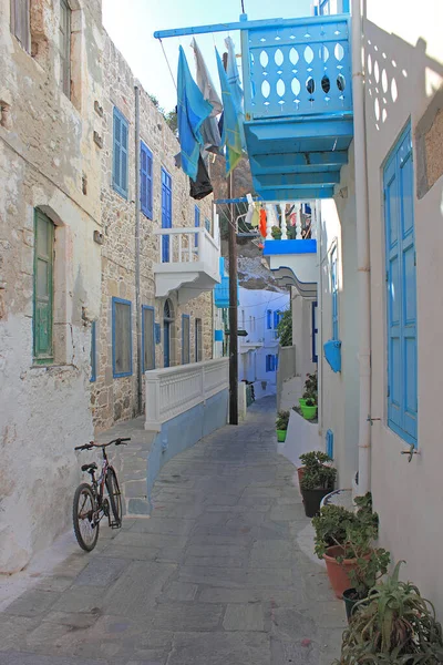 Yunanistan 'ın Nisyros adasındaki Mandraki kasabasında dar ve güzel bir cadde.. 