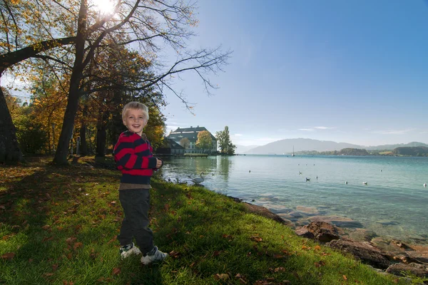 Young boy at lake coast — Stock Photo, Image