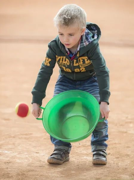 Junge spielen Tennis — Stockfoto