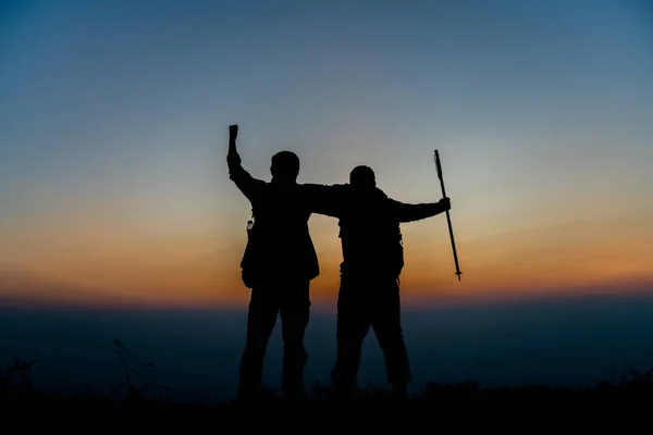 Silhouette Backpackers Standing Pairs Mountain Succ — Stock Photo, Image