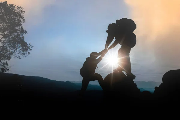 Silueta Dos Personas Escalando Una Montaña Una Actividad Trekking Atardecer — Foto de Stock