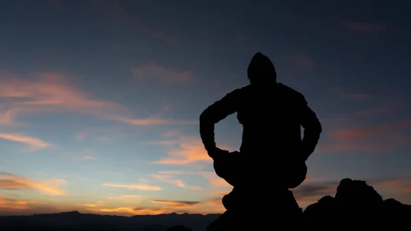 Pria Meditasi Pastel Gunung Tinggi Latar Belakang Matahari Terbenam — Stok Foto