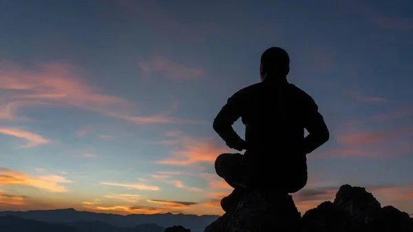 Hombre Meditando Pastel Alta Montaña Fondo Del Atardecer — Foto de Stock