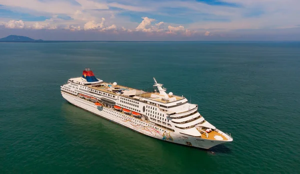 Denizdeki büyük yolcu gemisi yolcu gemisi. Hava görüntüleme drone fotoğrafı