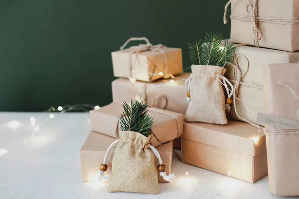 Handgemachte Weihnachtsgeschenke Mit Der Aufschrift Heirate Weihnachten Auf Einem Weißen — Stockfoto