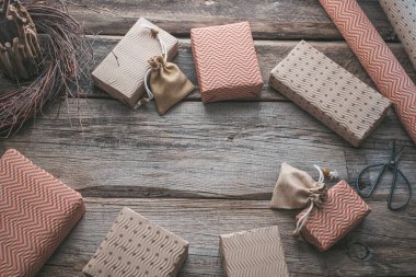  Çevre dostu Noel hediye kutuları, ahşap arka planda yeniden kullanılabilir kağıt üzerinde. Çevre dostu sıfır atık Noel konsepti. - Evet. Yüksek kalite fotoğraf