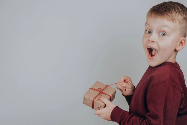 Leuke Positieve Jongen Met Handgemaakte Vierkante Cadeau Van Kraftpapier Een — Stockfoto