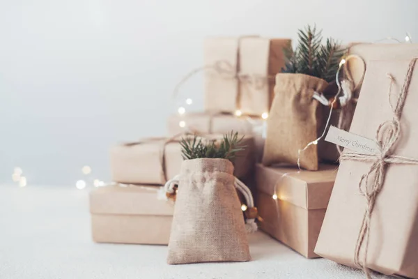 Regalos hechos a mano de Navidad con las palabras Marry Christmas on a white table. Regalos sostenibles. Cero residuos. Navidad eco vacaciones. —  Fotos de Stock