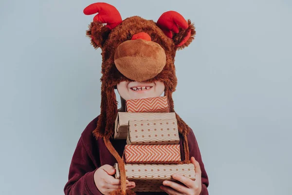 Het Kind Glimlacht Breed Kostuum Kerst Herten Met Een Geschenkdoos — Stockfoto