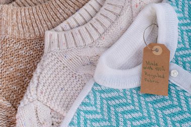 Kıyafet geri dönüşümü. Ekolojik ve sürdürülebilir moda. Kış örgü süveter ve geri dönüşümlü kumaştan yapılmış bir etiket. Yüksek kalite fotoğraf