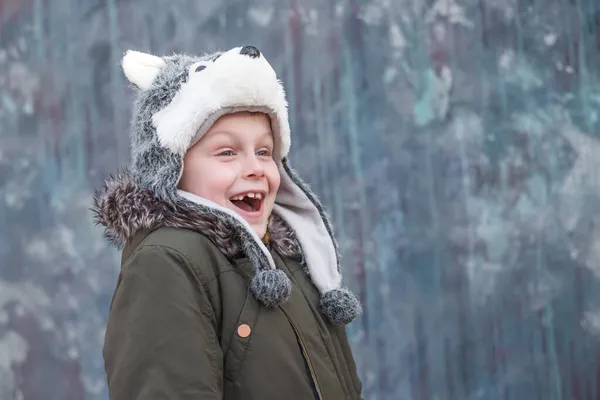 Portrait Enfant Surpris Dans Chapeau Loup Sourit Doucement Sur Fond — Photo