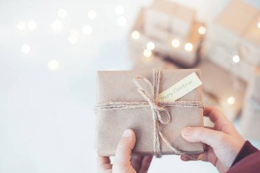 Çocukların elini tutan çevre dostu Noel hediye kutuları. Çevre dostu sıfır atık Noel konsepti. Yüksek kalite fotoğraf