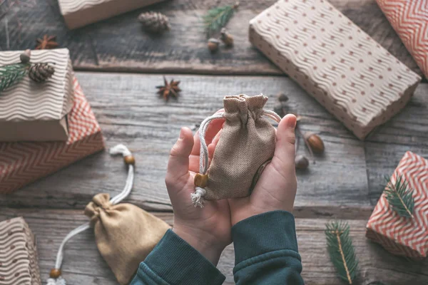 Mini Bolsa Regalo Con Las Manos Los Niños Fondo Los —  Fotos de Stock