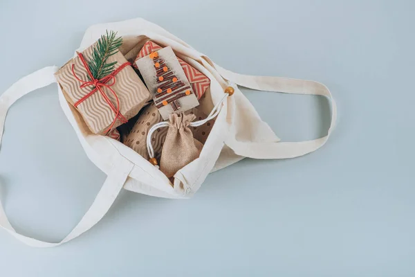 Nachhaltige Weihnachtsgeschenkboxen Umweltfreundlicher Baumwolltasche Mit Tannenzweigen Öko Dekor Auf Grauem — Stockfoto