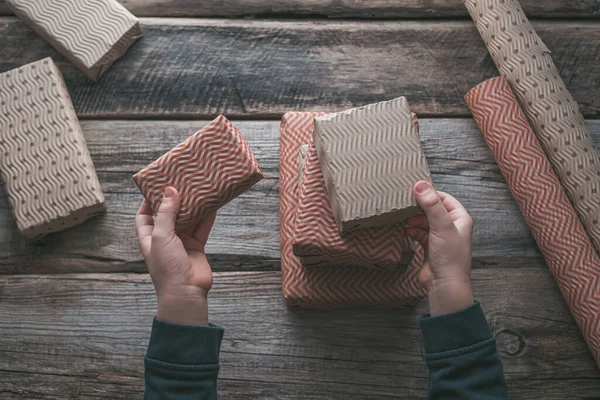 Umweltfreundliche Weihnachtsgeschenkschachteln Aus Wellpappenwiederverwendungspapier Auf Holzgrund Null Abfall Umweltfreundliches Weihnachtskonzept — Stockfoto