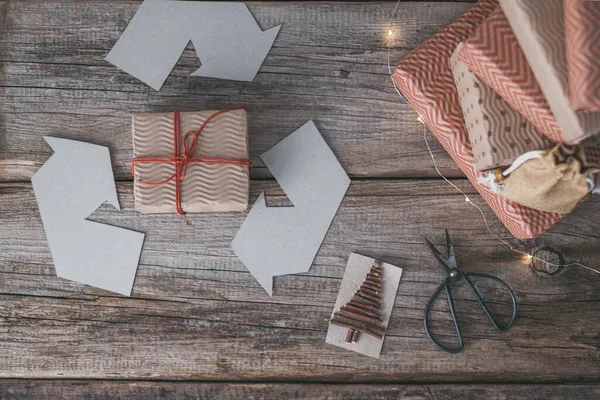 Juldagen Presentaskar Ett Träbord Miljövänliga Förpackningar Återvinningsbara Råvaror Högkvalitativt Foto — Stockfoto