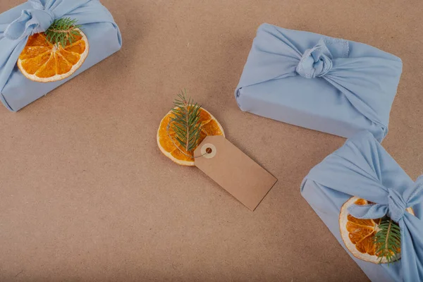 Weihnachtsgeschenk Umweltfreundlicher Mehrwegverpackung Dekorierte Getrocknete Orangenfrüchte Tannenzweige Etikett Auf Braunem — Stockfoto