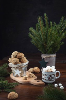 Ev yapımı kurabiyeler ve kahve fincanı bayram masasının üzerinde kırsal bir tarzda. İyi tatiller. Mutlu noeller. Yüksek kalite fotoğraf