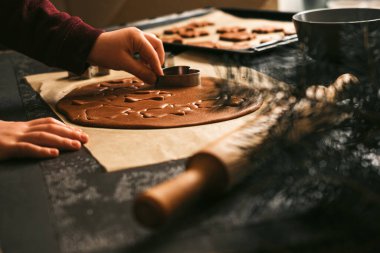 Çocuk eli kalp şeklinde kurabiyeler yapar. Çocuk hamur ve unla oynuyor. Çocuklar şef konsepti.