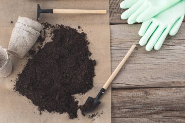 Bahçıvanlık aletleri verimli toprak dokusu arka planında yukarıdan görünüyor, yukarıdan. Bahçıvanlık ya da ekme konsepti. Yüksek kalite fotoğraf
