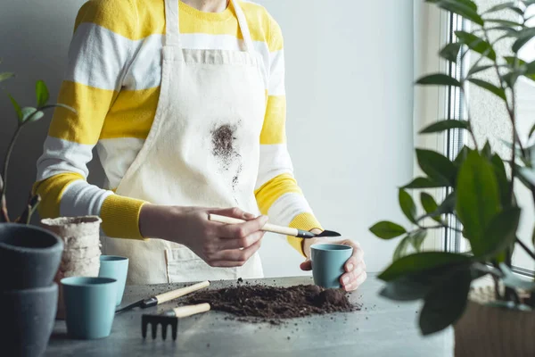 Schmutziger Schmutz Auf Der Kleidung Unerkennbare Weibliche Pflanze Beim Verpflanzen — Stockfoto