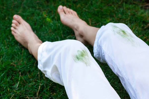 Barfüßiges Mädchen Das Schmutzige Grasflecken Auf Weißen Hosen Auf Einer — Stockfoto
