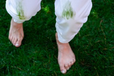 Yeşil çimlerin üzerinde çıplak ayaklı kadın bacakları. Günlük yaşam lekesi konsepti. Açık havada. Yüksek kalite fotoğraf